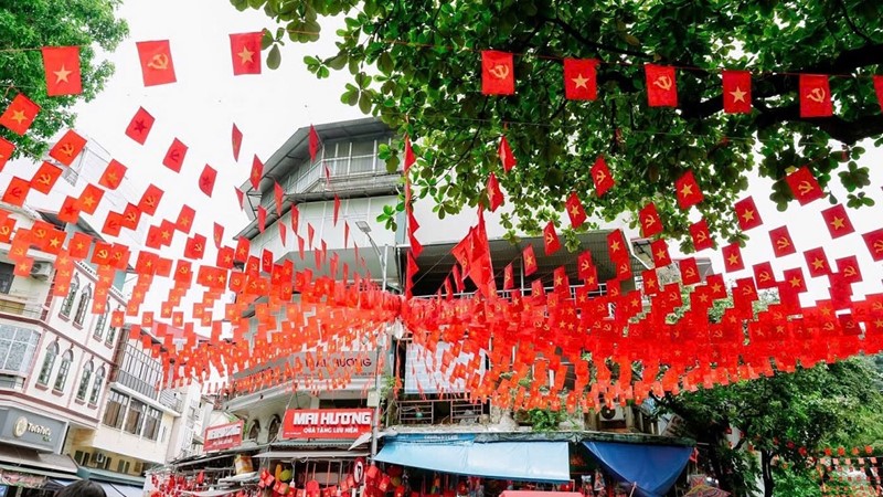 Phố cổ Hà Nội rợp màu cờ đỏ 