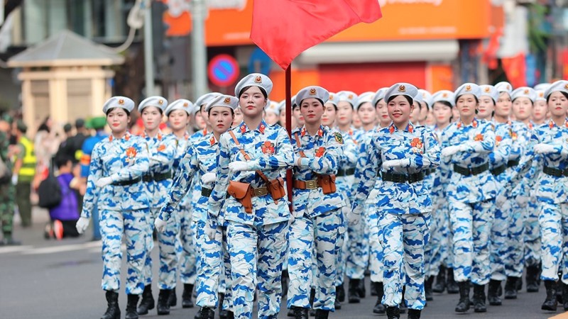 Người dân hò reo tưng bừng cổ vũ khi các khối nữ quân nhân đi qua 