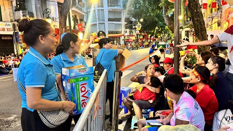 Hành động đẹp của Hội LHPN phường Hoàn Kiếm hỗ trợ người dân xem tổng duyệt diễu binh, diễu hành