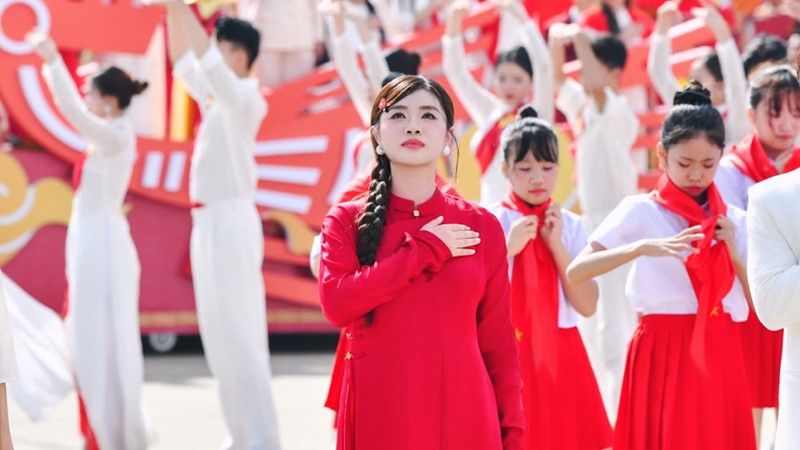 Sao mai Nguyễn Thu Hằng kể tim đập bồi hồi, khóe mắt rưng rưng khi hát ở Lễ kỷ niệm 80 năm Quốc khánh 2/9 