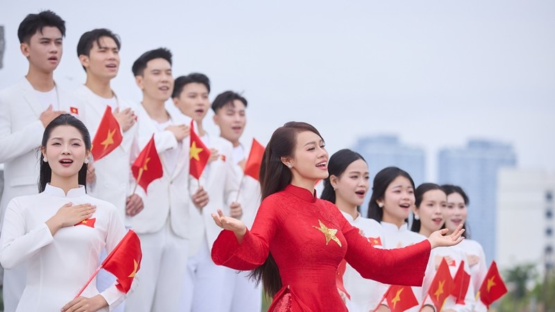 Những hình ảnh diễu binh mãn nhãn trong MV “Chung nhịp tự hào” của Huyền Anh Yoko