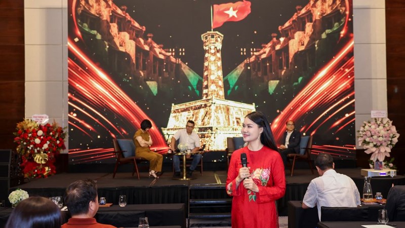 NSND Mai Hoa đưa khán giả “dạo chơi”, thưởng thức vị thu Hà Nội với album “Hà Nội cờ hoa”