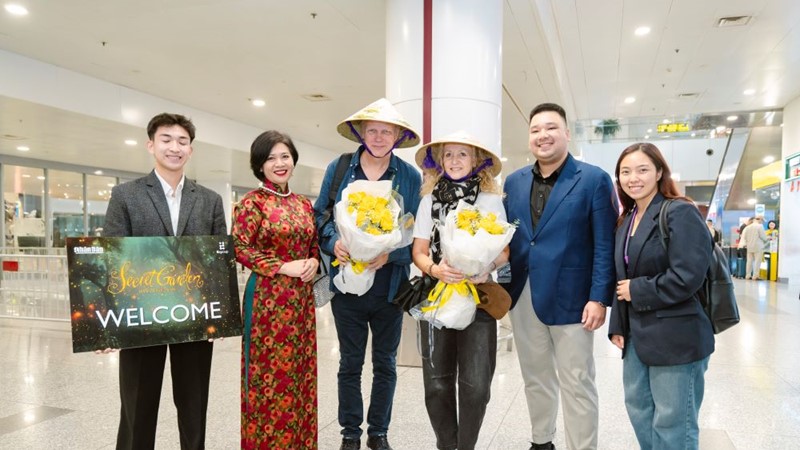 Thành viên Secret Garden thích thú khi được tặng nón lá vẽ tay ở sân bay Việt Nam
