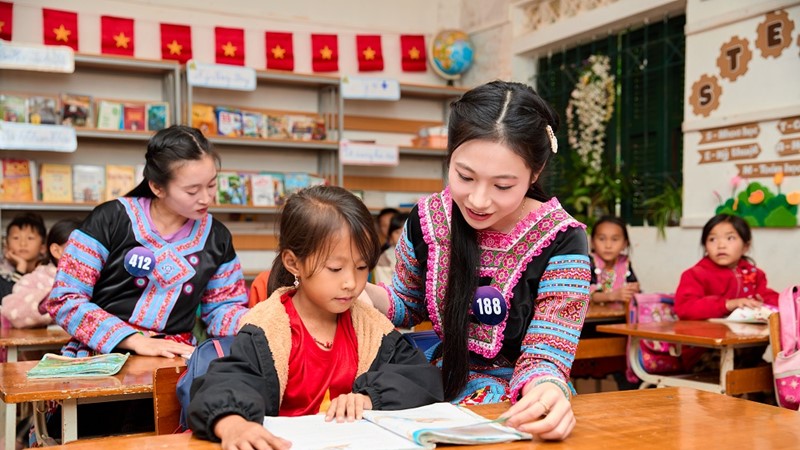 Thí sinh Hoa hậu du lịch dân tộc Việt Nam xúc động thăm Điểm trường của học sinh dân tộc Mông