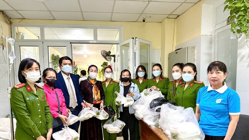 Hội LHPN phường Văn Miếu - Quốc Tử Giám trao tặng suất cơm cho bệnh nhân, quà cho hội viên khó khăn