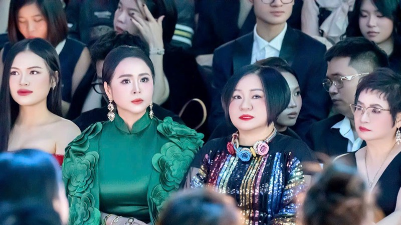 NKT Thanh Hương Bùi ghi điểm với phong cách thời trang tinh tế, sang trọng tại Tuần lễ thời trang quốc tế Việt Nam