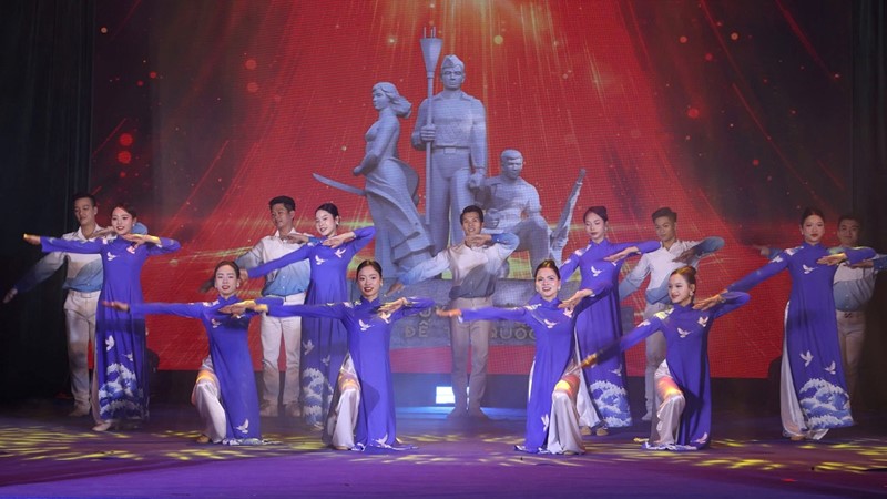 Chương trình nghệ thuật “Rạng rỡ niềm tin - Toả sáng đại đoàn kết” lan tỏa niềm vui, khí thế và quyết tâm mới 