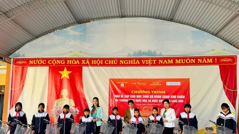 Báo Phụ nữ Thủ đô trao tặng học bổng, xe đạp cho học sinh có hoàn cảnh khó khăn vùng núi Nhất Hòa (Lạng Sơn)