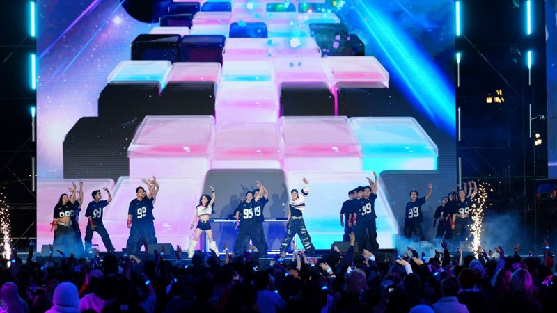 Cặp đôi nghệ sĩ sáng tạo Long Oliver & Bom cùng khán giả bùng nổ cảm xúc trong đêm SYNC FEST 2025 