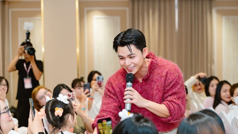 Trở về từ Y- Concert, Jun Phạm làm bánh, trang trí cây thông cùng fans, tiết lộ nhiều kế hoạch trong năm mới