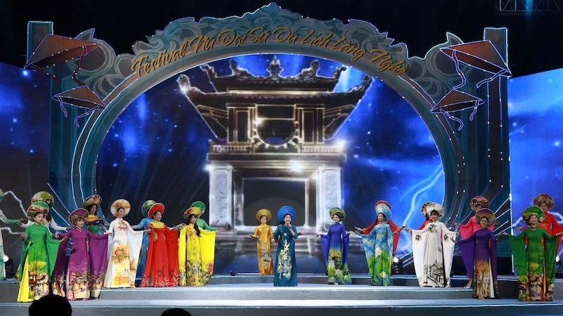 Màn trình diễn áo dài ra mắt của 20 thí sinh chung kết Nữ Đại sứ du lịch làng nghề Hà Nội 2025