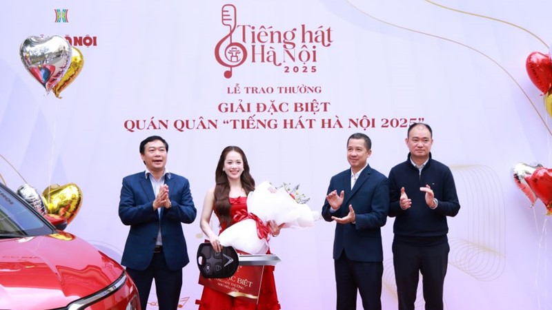 Quán quân Đào Lê Phương Chi nhận giải thưởng 600 triệu đồng từ cuộc thi “Tiếng hát Hà Nội 2025”