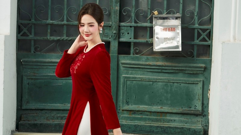 Áo dài diện Tết duyên dáng của Phan Minh Huyền 