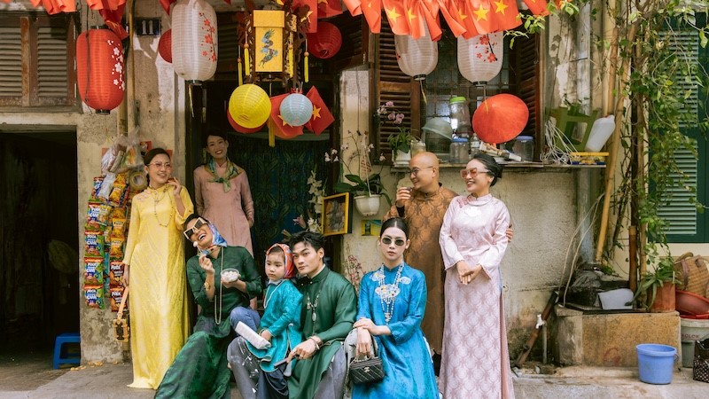 Dàn sao Việt diện áo dài gấm lụa của Cao Minh Tiến rộn ràng đón Xuân mới