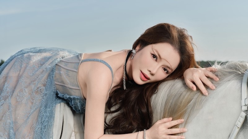 Bộ ảnh Tết khoe khí chất quyền lực, quyến rũ bên ngựa của Lý Nhã Kỳ 