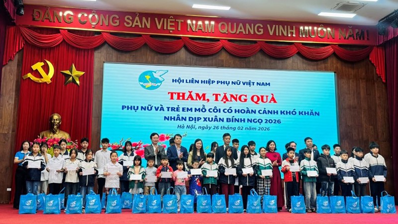 Chủ tịch Hội LHPN Việt Nam tặng quà cho 100 phụ nữ và trẻ em mồ côi có hoàn cảnh khó khăn tại Hà Nội nhân dịp Xuân Bính Ngọ 