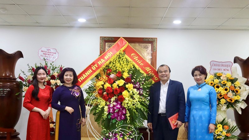 Thành ủy Hà Nội chúc mừng Hội LHPN Hà Nội nhân ngày Quốc tế Phụ nữ 8/3
