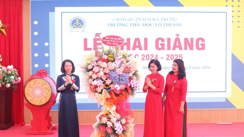 Phó Chủ tịch UBND TP Hà Nội Vũ Thu Hà đánh trống khai giảng tại trường Tiểu học Võ Thị Sáu