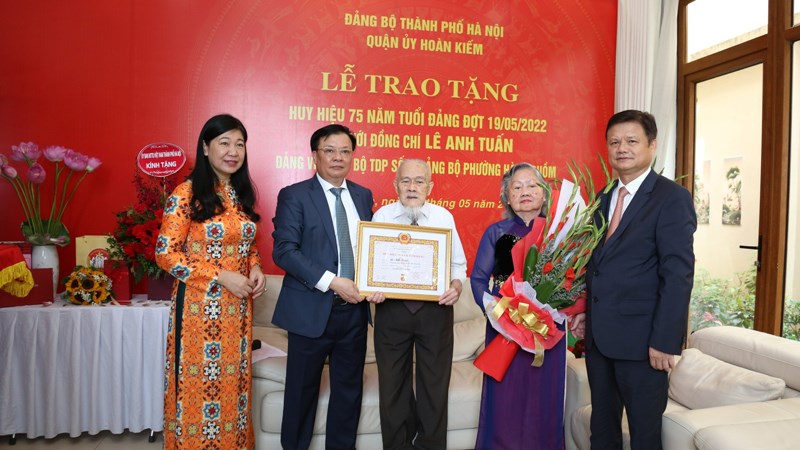 Hà Nội trao Huy hiệu 75 năm tuổi Đảng cho hai đảng viên lão thành