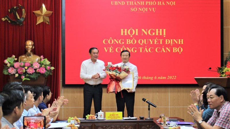 Phó Chủ tịch Thường trực UBND TP Lê Hồng Sơn trao Quyết định bổ nhiệm Phó Giám đốc Sở Nội vụ Hà Nội