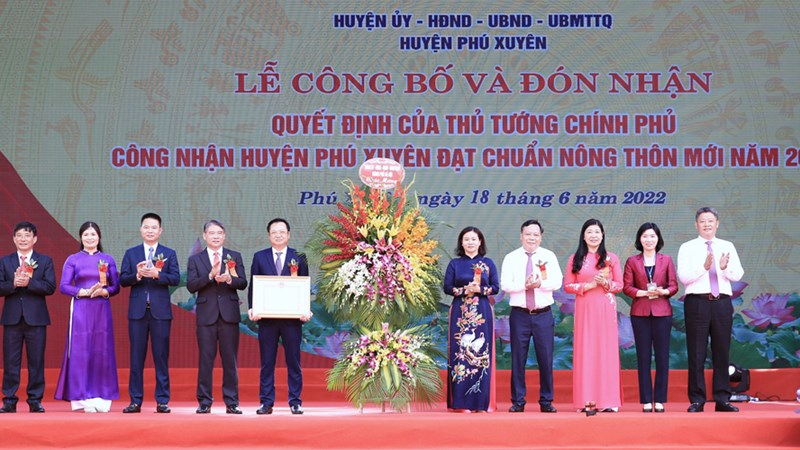 Huyện Phú Xuyên đón nhận Quyết định của Thủ tướng Chính phủ công nhận đạt chuẩn Nông thôn mới  ​