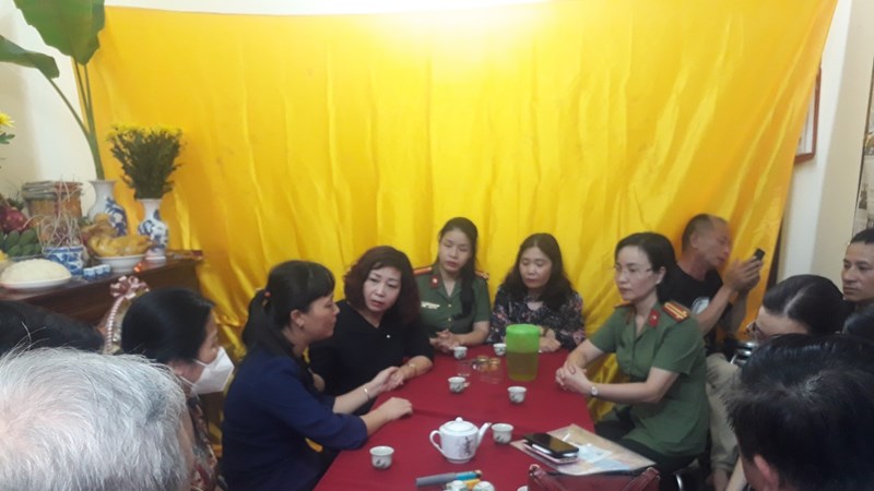 Hội LHPN Hà Nội thăm, động viên gia đình các chiến sĩ trong vụ cháy quán Karaoke
