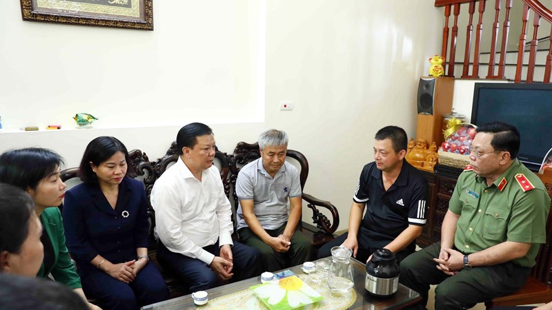 ​  Lãnh đạo thành phố Hà Nội thăm, động viên gia đình cán bộ, chiến sĩ hy sinh trong vụ cháy 
