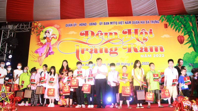 Chủ tịch Ủy ban MTTQ Việt Nam thành phố tham dự “Đêm hội Trăng rằm” tại quận Hai Bà Trưng