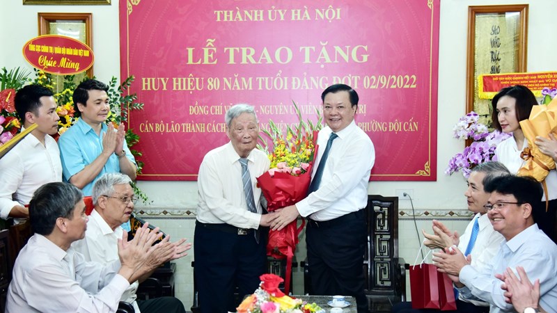 ​  Đồng chí Vũ Oanh, nguyên Chủ nhiệm Việt Minh thành Hoàng Diệu nhận Huy hiệu 80 năm tuổi Đảng