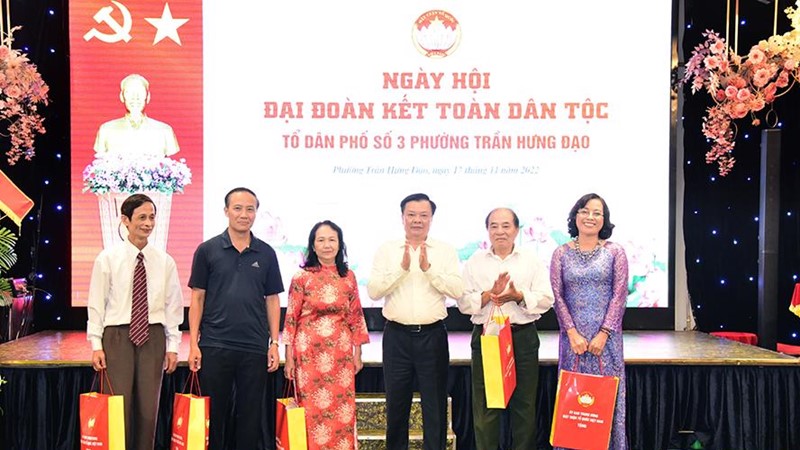 Bí thư Thành ủy Hà Nội chung vui Ngày hội Đại đoàn kết tại Hoàn Kiếm
