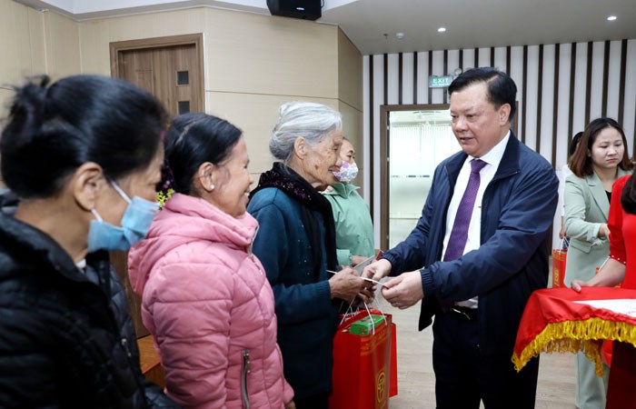 Bí thư Thành ủy Đinh Tiến Dũng tặng quà Tết hộ nghèo và công nhân lao động tỉnh Ninh Bình