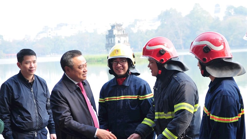 Chủ tịch UBND thành phố Hà Nội thăm, động viên các đơn vị ứng trực phục vụ Tết