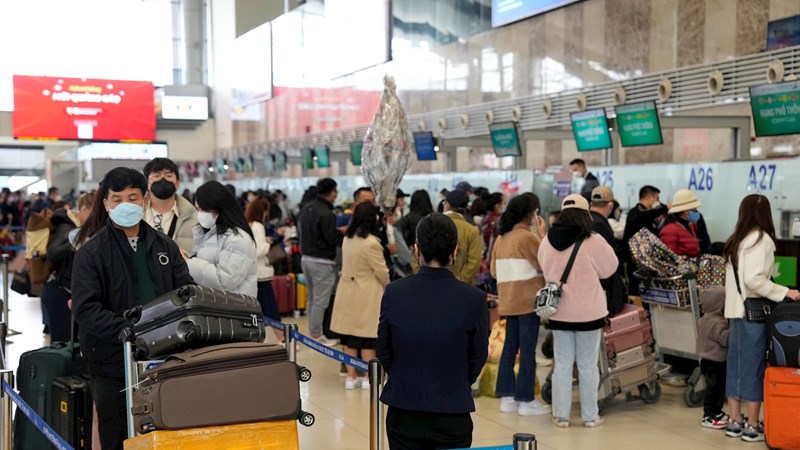 Hơn 300.000 lượt hành khách qua Sân bay Nội Bài trong 4 ngày đầu năm