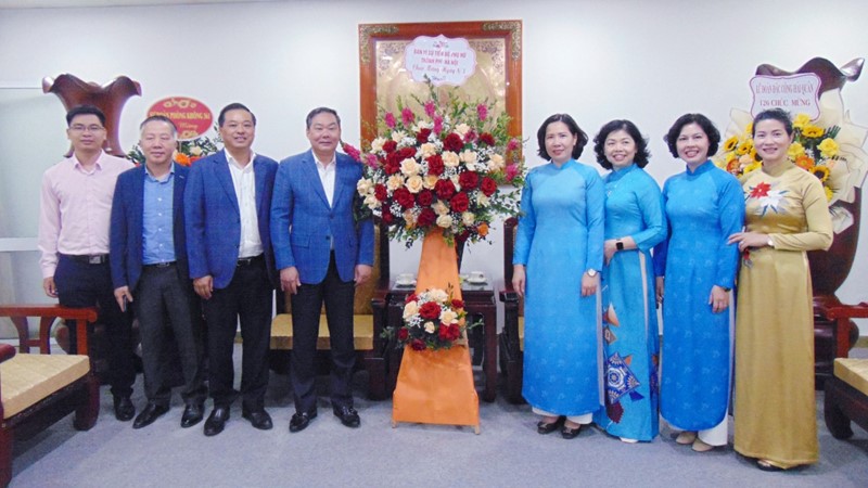 Lãnh đạo Thành phố Hà Nội chúc mừng Hội LHPN Hà Nội nhân ngày 8/3