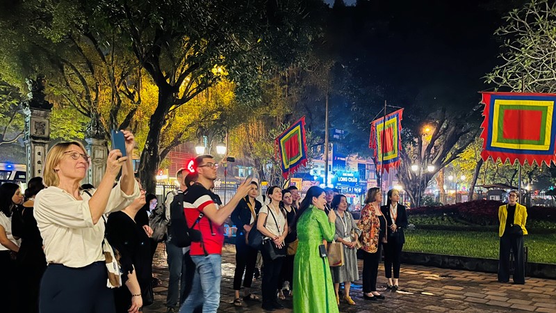 Đoàn đại biểu Việt-Pháp tham quan Văn Miếu- Quốc Tử Giám và Hoàng Thành Thăng Long