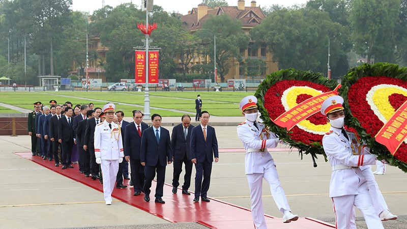 Lãnh đạo Đảng, Nhà nước và thành phố Hà Nội vào Lăng viếng Chủ tịch Hồ Chí Minh