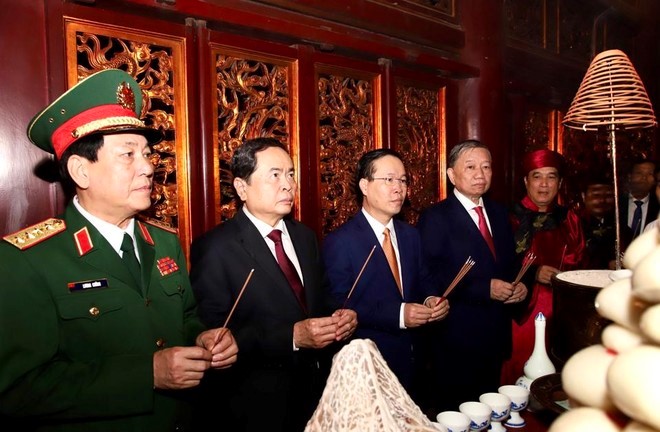 Chủ tịch nước Võ Văn Thưởng dâng hương tưởng niệm các Vua Hùng năm 2023