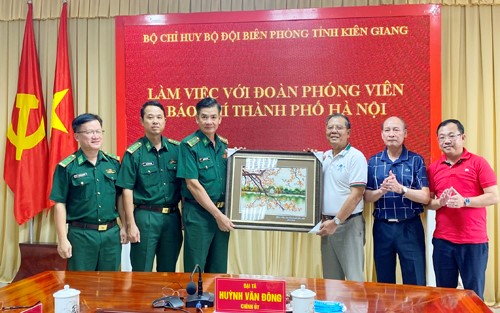 Đoàn cán bộ, phóng viên các cơ quan báo chí Hà Nội thăm và làm việc với Bộ Chỉ huy Biên phòng tỉnh Kiên Giang