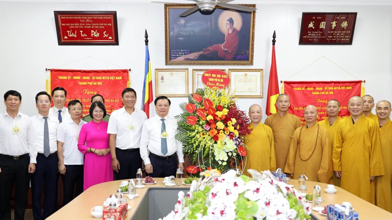 Bí thư Thành ủy Đinh Tiến Dũng chúc mừng Đại lễ Phật đản
