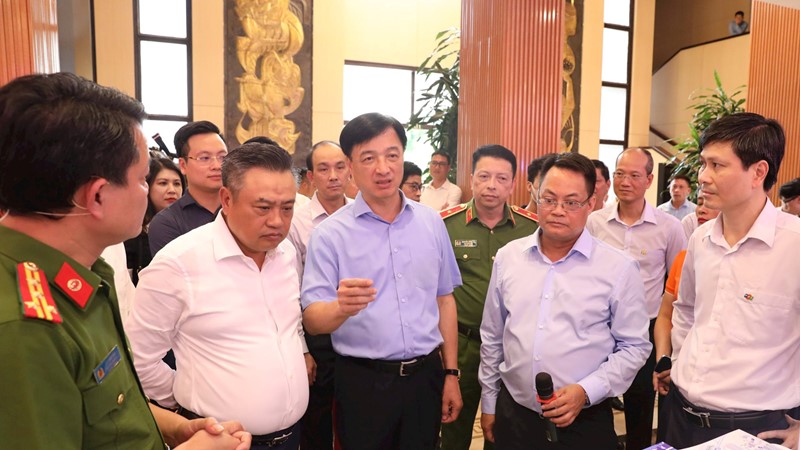 Hà Nội: Nhiều tập thể, cá nhân được tặng Bằng khen trong thực hiện  chuyển đổi số và Đề án 06