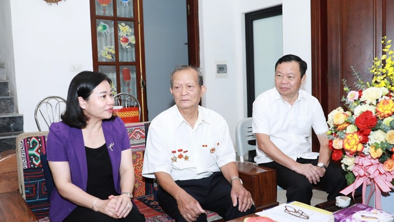 Lãnh đạo Thành phố Hà Nội thăm, tặng quà các gia đình người có công với cách mạng tại quận Đống Đa