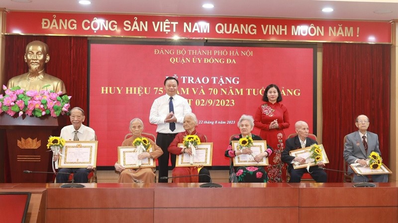 Trao Huy hiệu Đảng Huy 75 năm và 70 năm tuổi Đảng  cho các Đảng viên quận Đống Đa