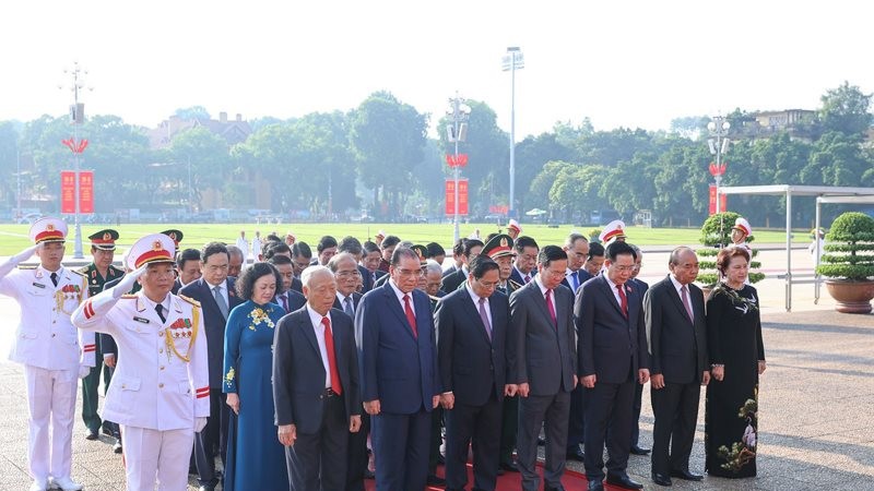 Lãnh đạo Đảng, Nhà nước và thành phố Hà Nội vào Lăng viếng Chủ tịch Hồ Chí Minh