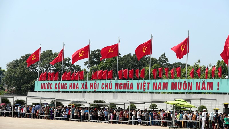 Trong ngày Quốc khánh 2/9, gần 33.000 lượt khách vào Lăng viếng Bác