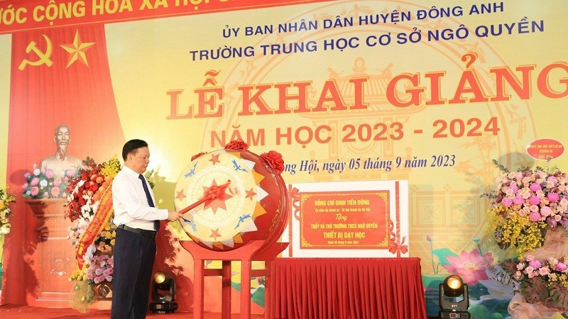 Bí thư Thành ủy Đinh Tiến Dũng đánh trống khai giảng năm học mới  tại huyện Đông Anh