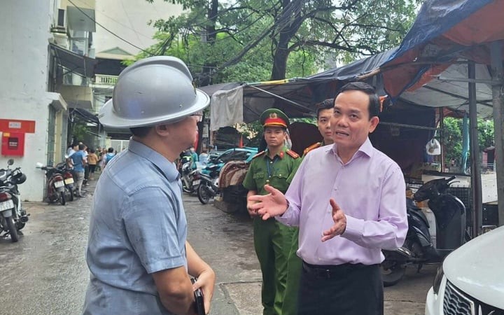 Phó Thủ tướng Chính phủ Trần Lưu Quang  và  Bí thư Thành ủy Đinh Tiến Dũng kiểm tra hiện trường vụ cháy tại quận Thanh Xuân