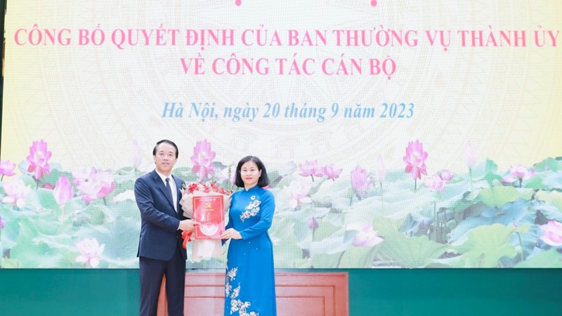 Phó Bí thư Thường trực Thành ủy Nguyễn Thị Tuyến trao quyết định cho ông Lưu Ngọc Hà giữ chức Bí thư Quận uỷ Bắc Từ Liêm
