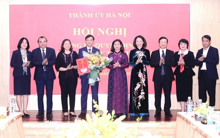 Phó Bí thư Thường trực Thành ủy Nguyễn Thị Tuyến trao quyết định cán bộ tại Tổng Công ty Du lịch Hà Nội  ​