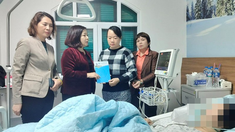 Hội LHPN Thành phố thăm hỏi, hỗ trợ gia đình nạn nhân vụ cháy ở phố Hàng Lược