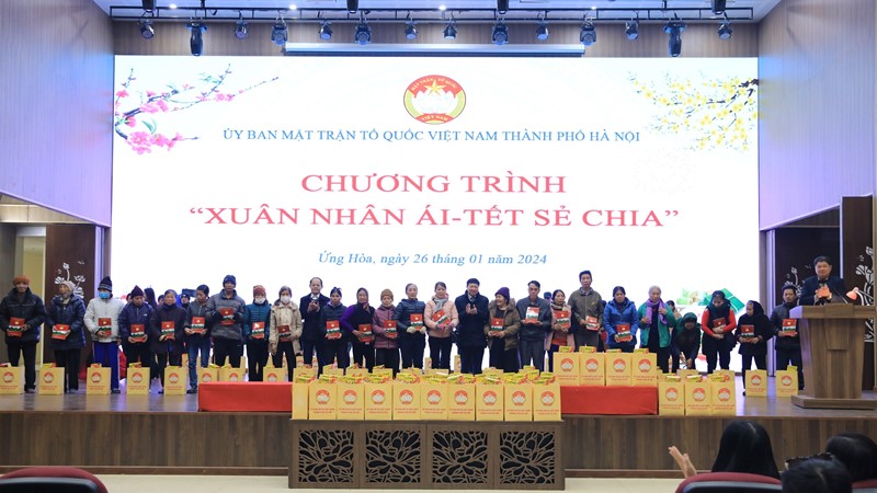 Ủy ban MTTQ Việt Nam TP Hà Nội sẻ chia yêu thương tới người nghèo huyện Ứng Hoà